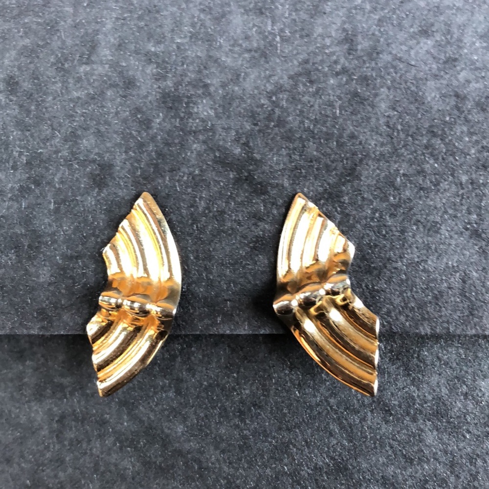 Vintage Gold Tone Scalloped Clip on Earrings